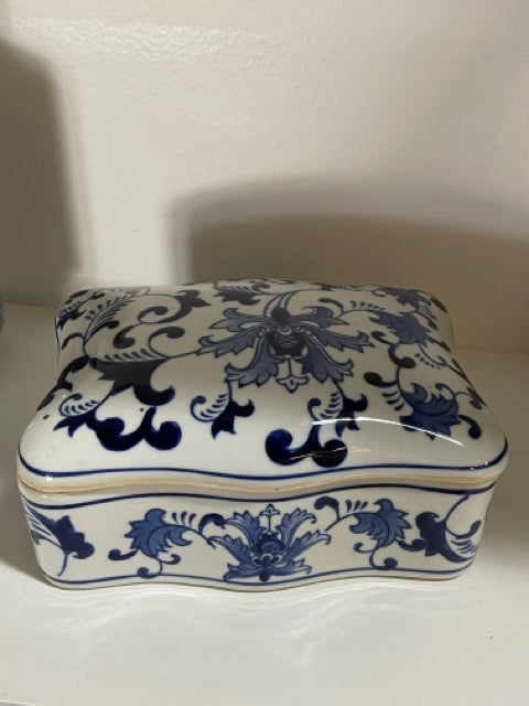 Blue and White Floral Pattern Lidded Box